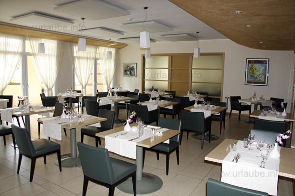 Sch&ouml;n gedeckte Tische im Hotel-Restaurant