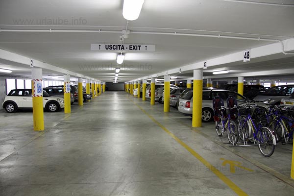 Gro&szlig;e Tiefgarage mit direktem Zugang zum Hotel