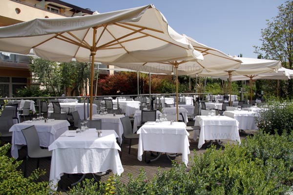 Fr&uuml;hst&uuml;ck oder Mittagessen auf der Restaurant-Terrasse