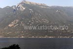 Blick vom Hotel auf den hohen Bergzug des gegenüberliegenden Ufers