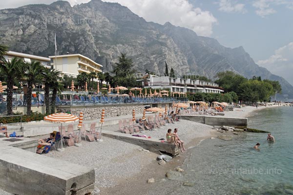 Zum Hotel geh&ouml;rt ein eigener Strandabschnitt am Gardasee.