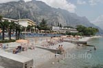 Zum Hotel gehört ein eigener Strandabschnitt am Gardasee.