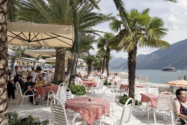 Im Restaurant Pussy Cat sitzt und isst man vortrefflich mit Blick auf den Gardasee - leider nur zur Mittagszeit ge&ouml;ffnet.