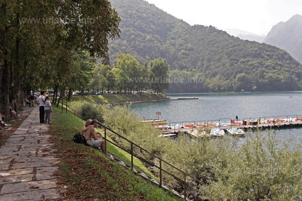In Molina di Ledro kann man Treeboote leihen.