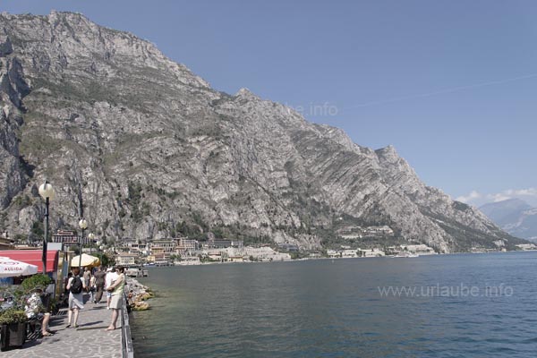 Der Hafen von Limone ist gut zu erreichen, um von hier mit der Autof&auml;hre zu anderen Orten des Gardasees zu gelangen.