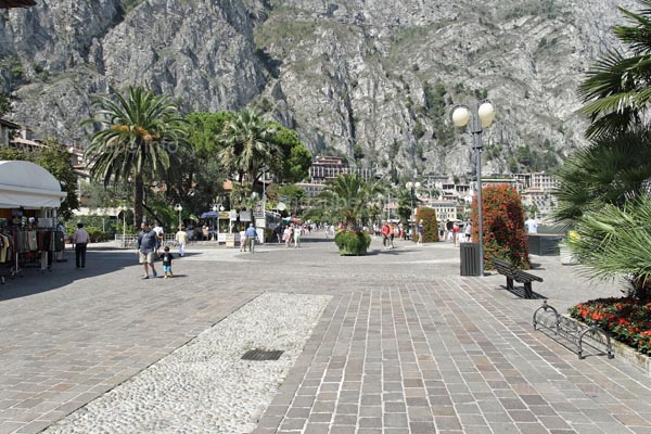 Die Hafenpromenade l&auml;dt mit ihren Palmen und Blumen zum Flanieren ein.