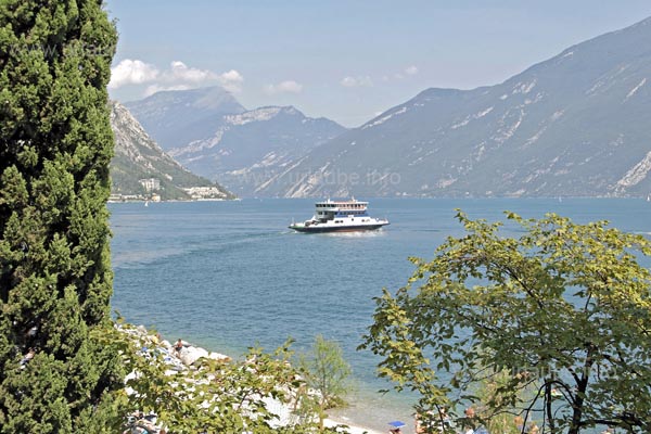 Mit der Autof&auml;hre gelangt man von Limone zu allen anderen Orten rund um den Gardasee.