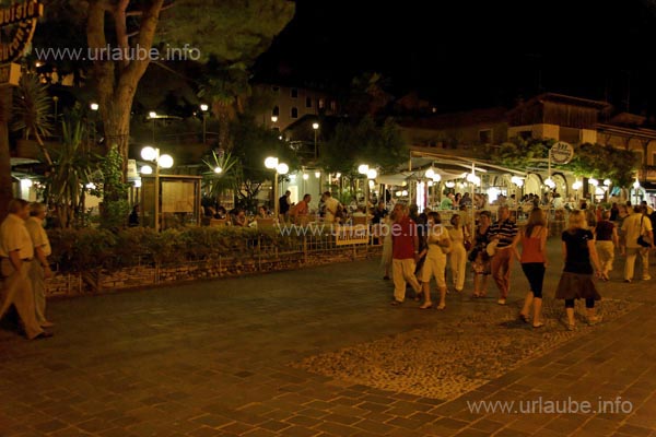 Abends sind die Terrassen der Restaurant hell erleuchtet und laden zum langen Schlemmen im Freien ein.