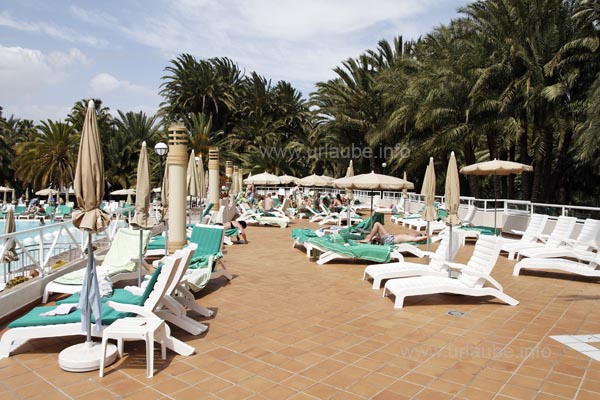F&uuml;r ein 5 Sterne-Hotel machten die Liegen mit den dazugeh&ouml;rigen Tischchen und Sonnenschirmen einen eher billigen und &uuml;berholten Eindruck.