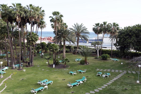 Der Blick aufs Meer war gleichzeitig mit dem Blick in den Garten verbunden. Leider bekam man auch den Geruch und den L&auml;rm der Restaurantbuden gleich dahinter mit.