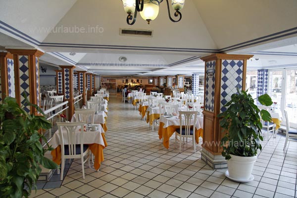 In diesem Restaurant wurden Fr&uuml;hst&uuml;ck und Mittagessen serviert, und man konnte auf der Terrasse sitzen.