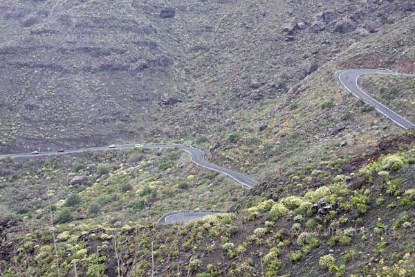 Die Stra&szlig;enf&uuml;hrung windet sich immer wieder steil in engen Serpentinen den Berg hinauf.