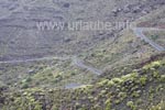 Die Straßenführung windet sich immer wieder steil in engen Serpentinen den Berg hinauf.