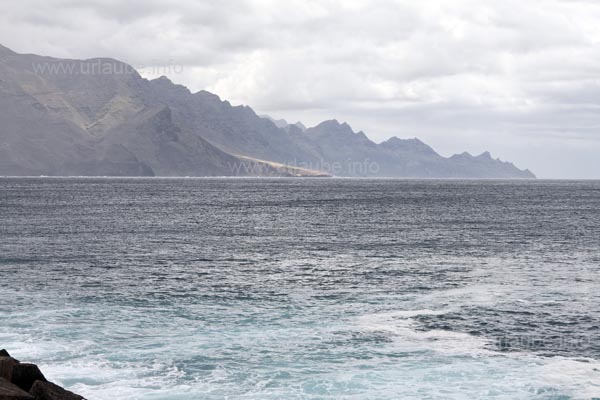 Vom Hafen in Puerto de las Nieves hat man einen tollen Blick auf den gezackten K&uuml;stenverlauf im Westen.