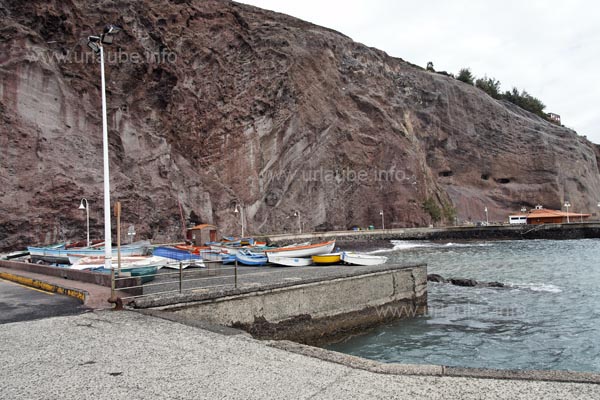 An der Mole von Sardina del Norte liegen nur wenige kleine Boote vor Ort.