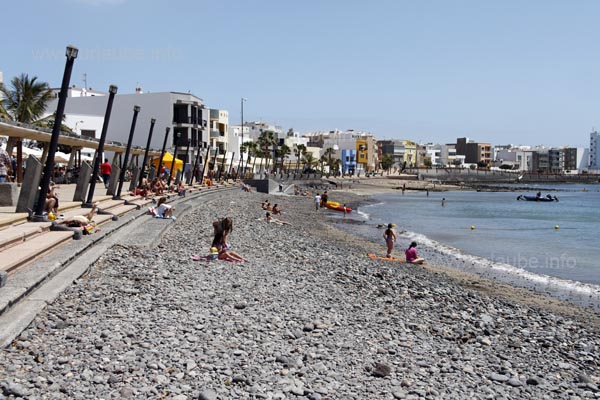 Der Strand in Arinaga bietet Vor- und Nachteile. Steine sind nicht jedermanns Sache, daf&uuml;r kann man sein Handtuch auf den Stufen der Promenade ausbreiten und hat viel Platz um sich herum.