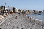 Der Strand in Arinaga bietet Vor- und Nachteile. Steine sind nicht jedermanns Sache, dafür kann man sein Handtuch auf den Stufen der Promenade ausbreiten und hat viel Platz um sich herum.