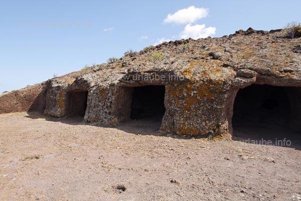 Vier gro&szlig;e Eing&auml;nge markieren das Innere der H&ouml;hle.