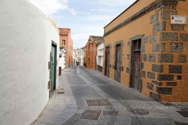 Die Gassen der Altstadt von Ag&uuml;imes wirken noch sehr urspr&uuml;nglich.