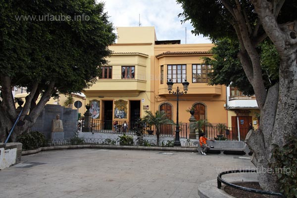 Der Altstadtkern von Ag&uuml;imes rund um die Kirche bietet Bars, Restaurants und Souvenirl&auml;den.