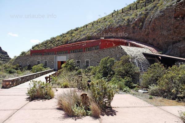 Der Vorbau des Museums ist der Eingang in eine H&ouml;hle, die der traditionellen H&ouml;hlenbauweise nachempfunden ist.