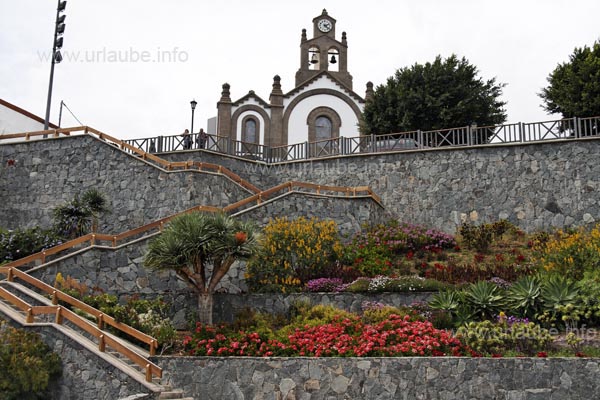 Vom Parkplatz zur h&ouml;her gelegenen Kirche f&uuml;hrt eine mit vielen Blumen wundersch&ouml;n eingefasste Treppe hinauf.