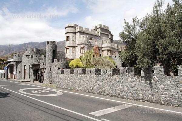 Das Museo Castillo de la Fortaleza ist einer alten Burg nachempfunden und ist in Santa Lucia unmittelbar an der Hauptstra&szlig;e gelegen.