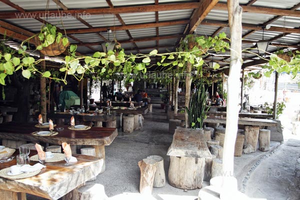 Im Grillrestaurant Hao wird man freundlich bedient und sitzt urgem&uuml;tlich an Holzb&auml;nken.