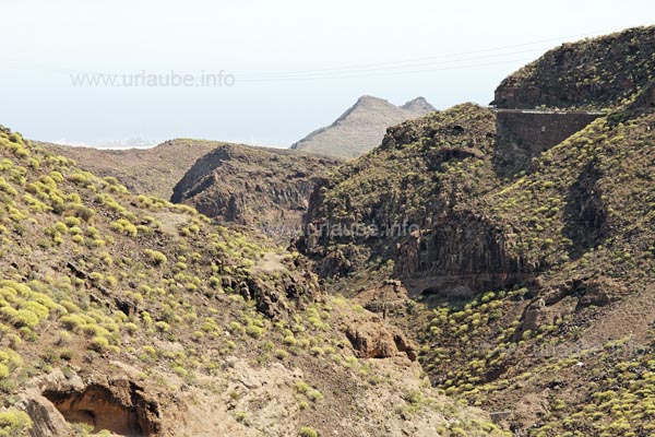 Die Stra&szlig;e nach Temisas f&uuml;hrt &uuml;ber spektakul&auml;re Serpentinen mit Blick in gewundene Schluchten. Am Horizont erkennt man die Ostk&uuml;ste von Gran Canaria.