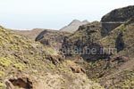 Die Straße nach Temisas führt über spektakuläre Serpentinen mit Blick in gewundene Schluchten. Am Horizont erkennt man die Ostküste von Gran Canaria.