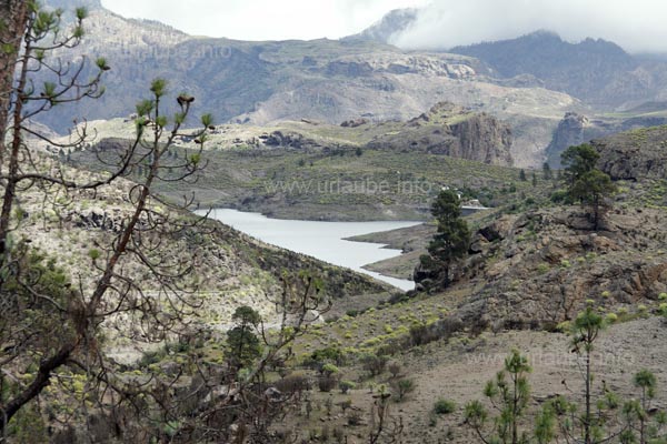 Immer wieder hat man von der parallel dazu verlaufenden Stra&szlig;e GC-605 einen tollen Blick auf den Embalse de la Cueva de las Ninas.