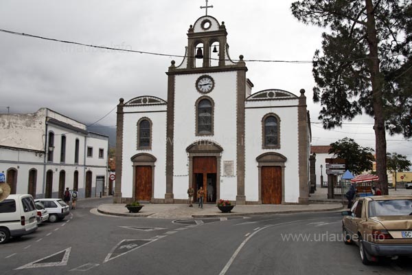 Die Kirche in San Bartolom&eacute; dominiert das Stadtbild.