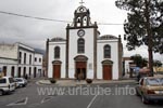 Die Kirche in San Bartolomé dominiert das Stadtbild.