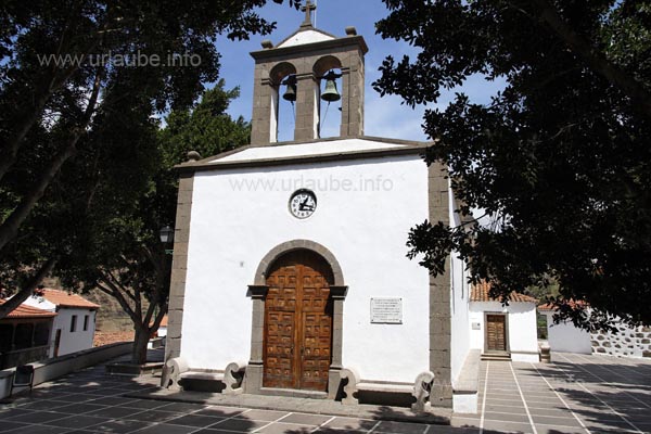 Im Zentrum von Fataga ist der Platz rund um die Kirche sch&ouml;n mit vielen B&auml;nken und B&auml;umen angelegt.
