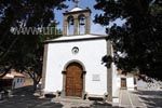 Im Zentrum von Fataga ist der Platz rund um die Kirche schön mit vielen Bänken und Bäumen angelegt.