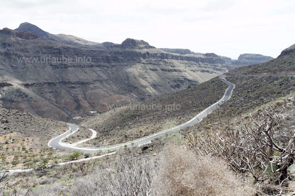 Die Fahrt zum Embalse de Ayagaures durch die Barranco de Palmitos f&uuml;hrt &uuml;ber steile Serpentinen.