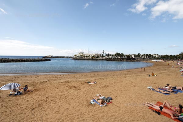 Der Strand f&auml;llt flach ins Wasser und ist von einer Mole gesch&uuml;tzt.