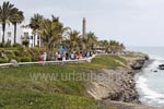 Die Strandpromenade verbindet Meloneras mit Maspalomas. Im Hintergrund sieht man den Leuchtturm von Maspalomas.
