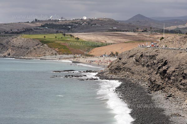 Der Strand von Meloneras ist sehr klein und erst nach einem l&auml;ngeren Spaziergang zu erreichen. Die Kulisse aus Golfplatz, Antennenmasten und Bauland wirkte auf uns etwas skuril.