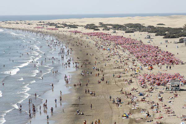 Am Playa del Ingl&eacute;s wird es nur rund um die Liegestuhlfelder eng.