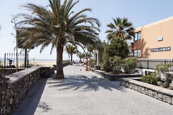 An der Strandpromenade von Playa del Ingl&eacute;s l&auml;sst es sich ewig weit laufen.