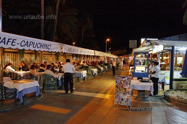 Restaurant-Meile in Maspalomas am Abend
