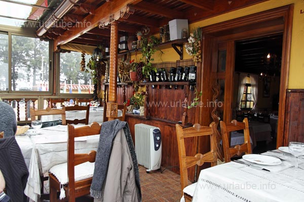 Im Innern des Asador Grill de Yolanda kann man auf einer &uuml;berdachten und beheizten Terrasse mit sch&ouml;nem Ausblick essen.