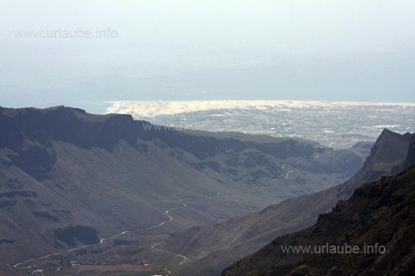 Vom Pico de las Nieves hat man eine fantastische Sicht in die Schlucht von Fataga, die sich bis nach Playa del Ingl&eacute;s erstreckt.