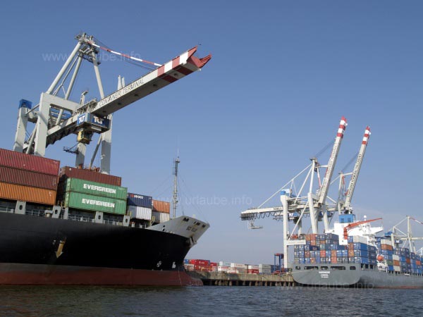 Containerschiffe im Hamburger Hafen