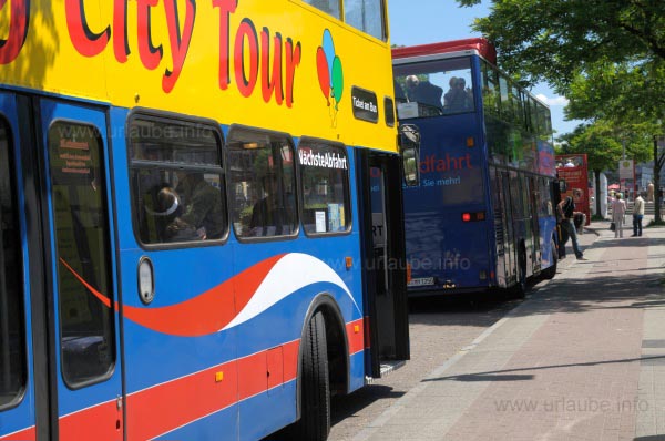 Busse der Stadtrundfahrt an den Landungsbr&uuml;cken