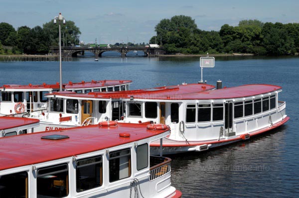 Ausflugsboote auf der Binnenalster