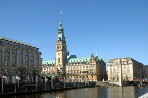 Der Rathausplatz mit dem Hamburger Rathaus