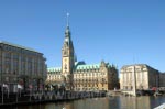 Der Rathausplatz mit dem Hamburger Rathaus