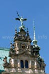 Der reichverzierte Rathausturm